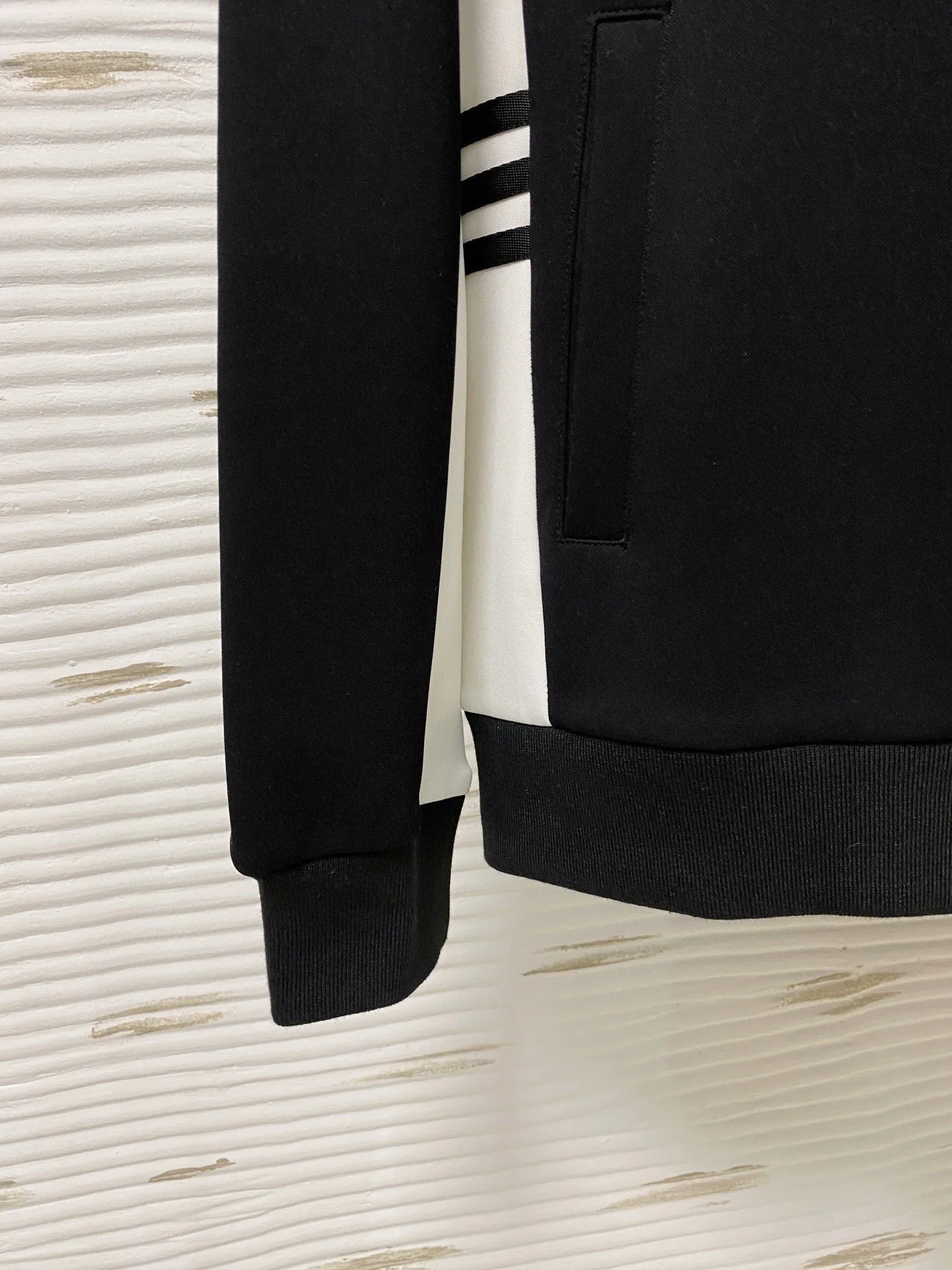 🅿️720 [LV Louis Vuitton] hot-selling suit is coming. Focus on the original version of the official website. 2025 new hot-selling cardigan and sweatshirt suit. The original order is the best. 🇭🇰The meticulous work of top designers. It has a fitting and perfect upper body effect. All-natural high-quality Tencel Roman cotton 100%, close-fitting comfort, noble and elegant! Original hardware embodies elegance and nobility! Counter size: M-3XL (maximum wear up to 190 pounds)